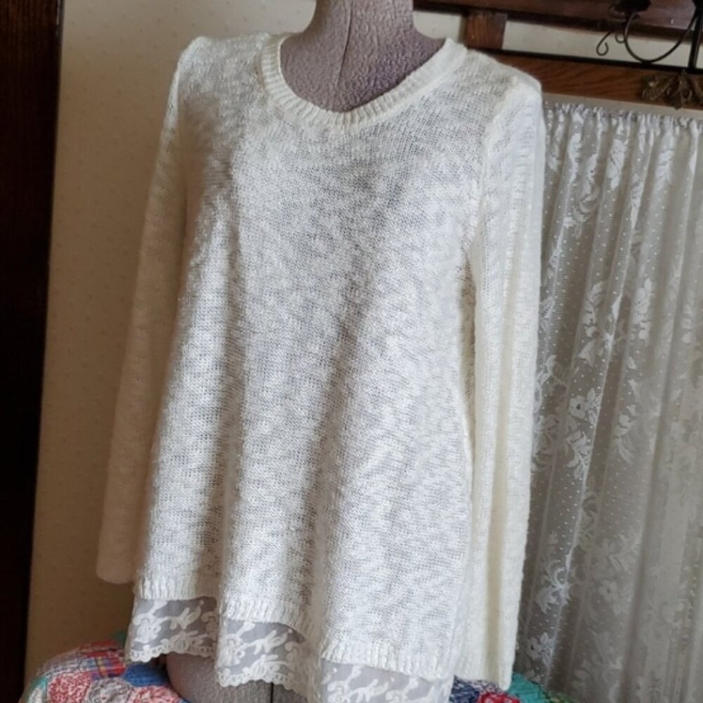 🎁⛷️⭐🎁⛷️ Winter White Very Feminine Lacey Sweater w/ Lace Trim  (L - XL)
